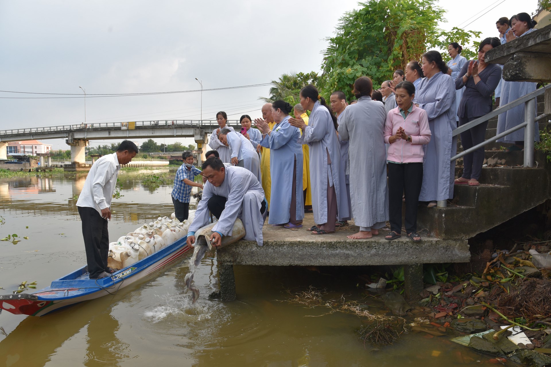 Chanting sutra, releasing creatures to pray for peace in Tan Thanh, Long An by the Charity Board